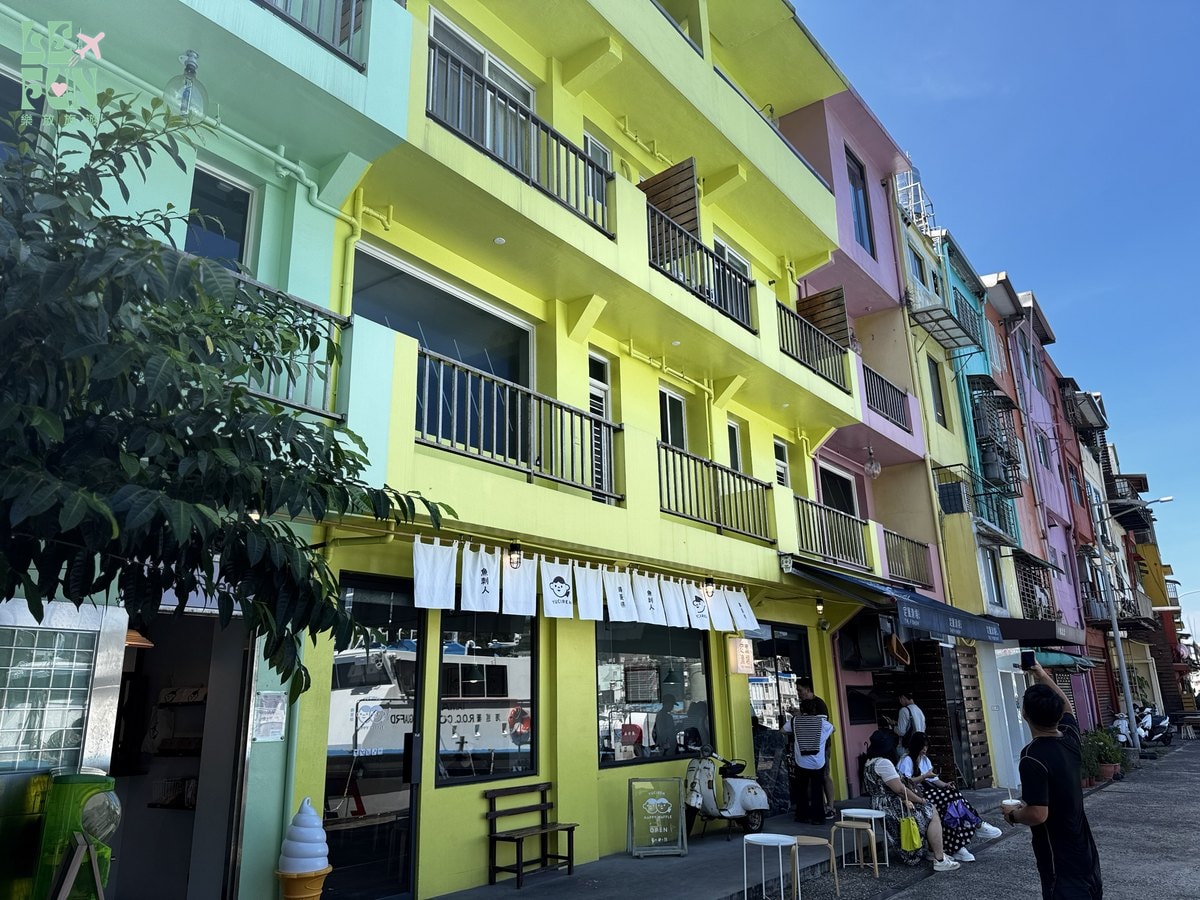 基隆正濱漁港綠色與黃色彩色街屋及港邊店面