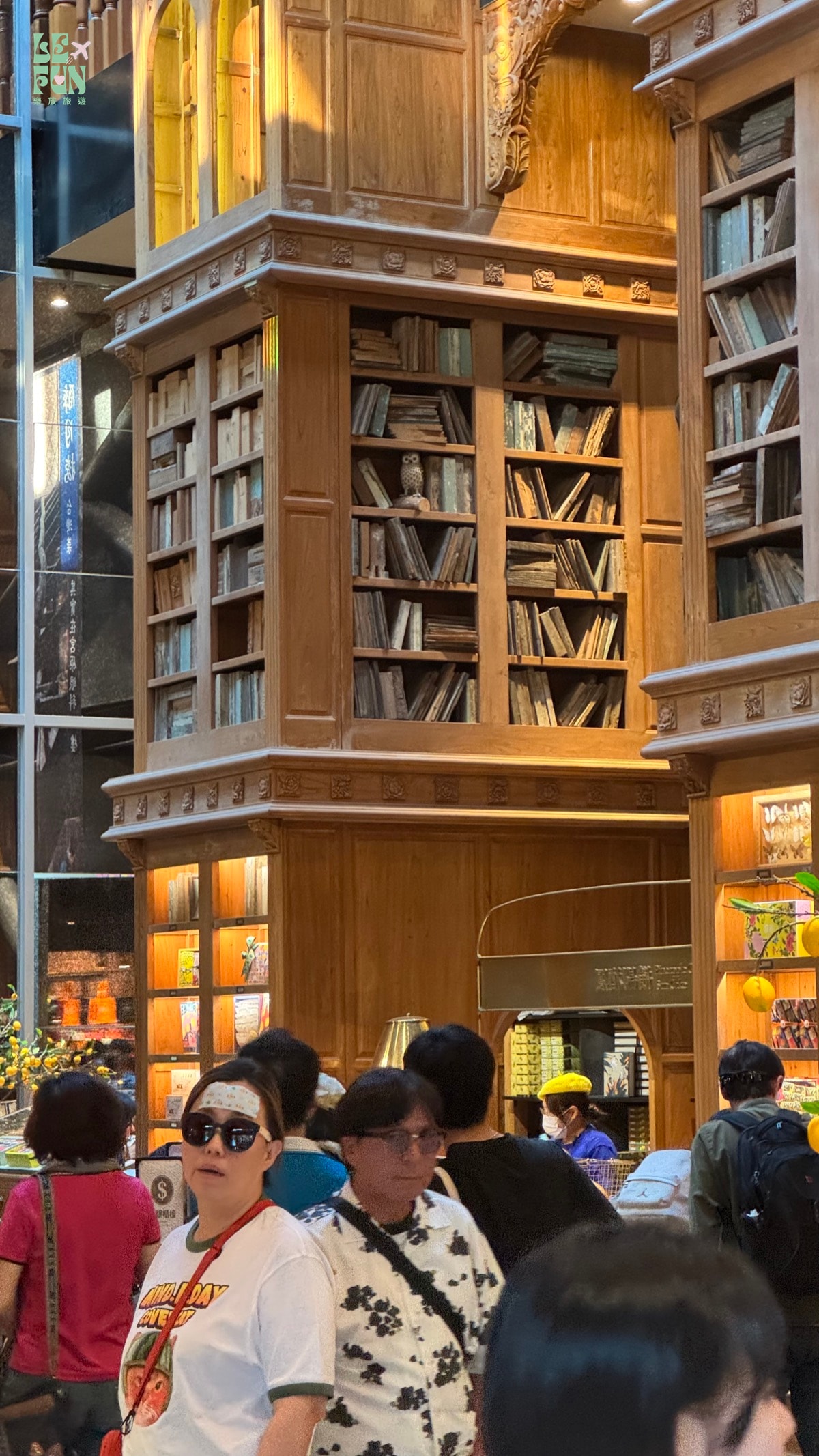 台中宮原眼科歷史建築內的挑高書櫃與甜點陳列