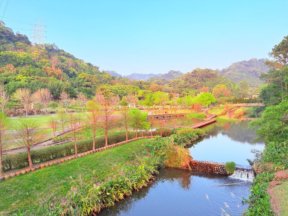 桃園大溪慈湖園區水岸步道草地與山林倒影全景