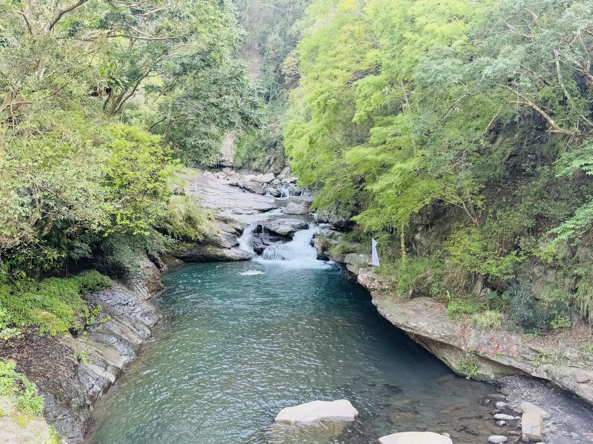桃園復興小烏來溪谷碧綠水潭與森林景觀