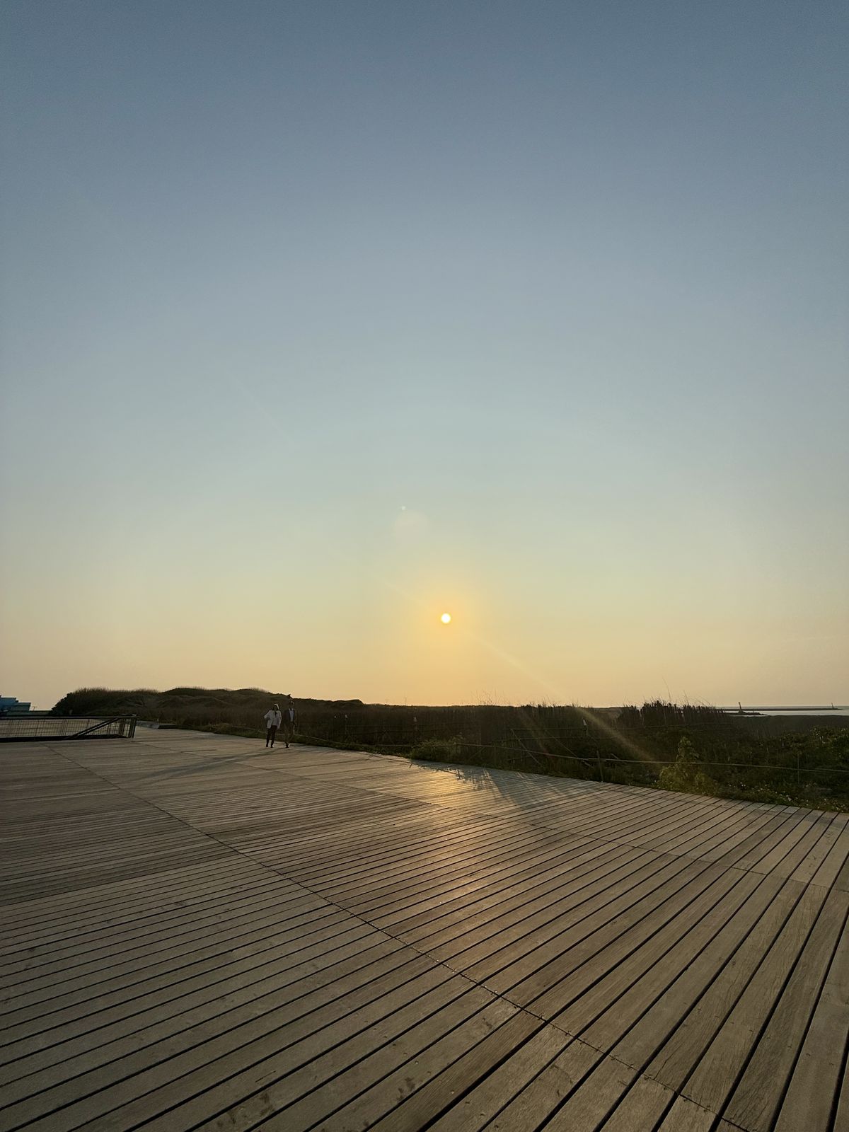 新竹南寮海岸木棧道與夕陽散步人影