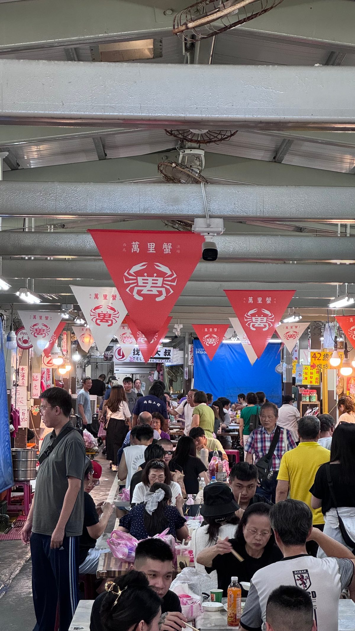 新北萬里龜吼漁夫市集萬里蟹旗幟與用餐區