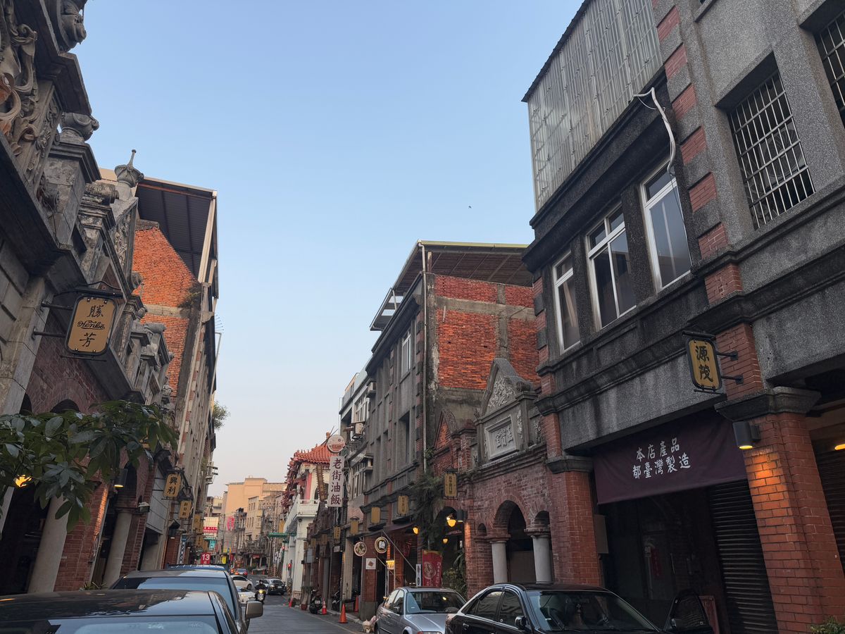 桃園大溪老街兩側紅磚街屋與和平路街景