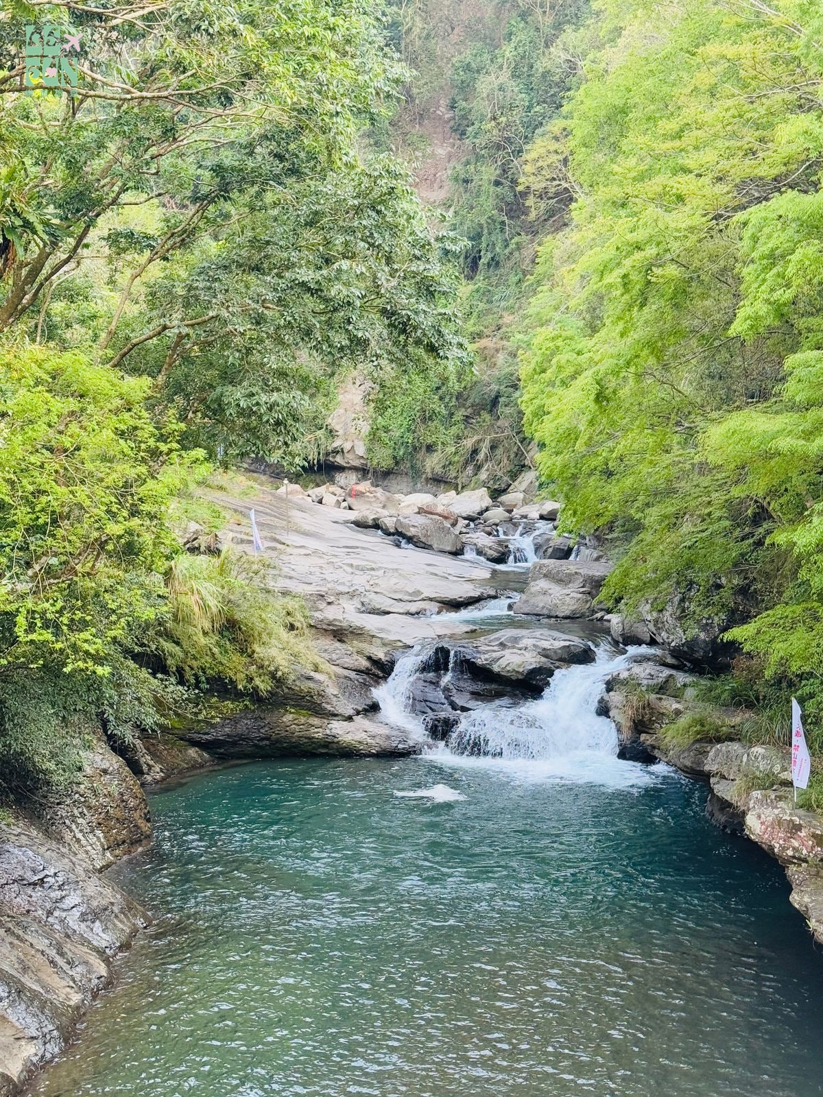 桃園復興小烏來溪谷岩床流水與兩岸綠色植被