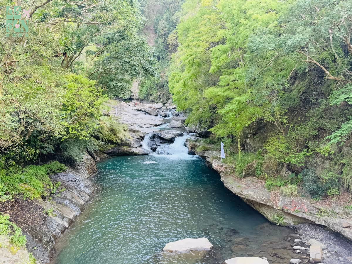 桃園復興小烏來溪谷碧綠水潭與森林景觀