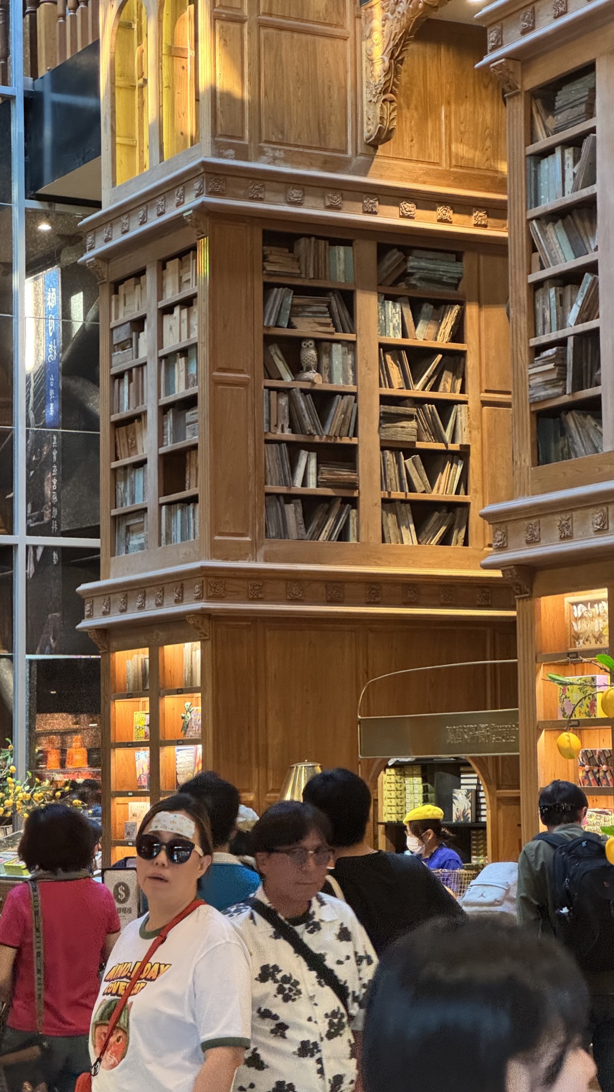 台中宮原眼科歷史建築內的挑高書櫃與甜點陳列
