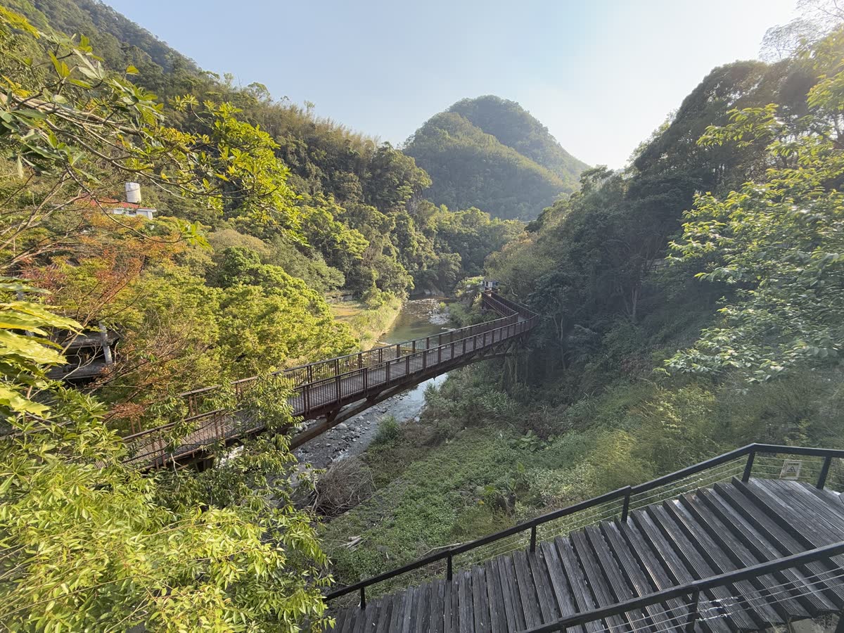 桃園小烏來天空繩橋跨越森林溪谷景觀