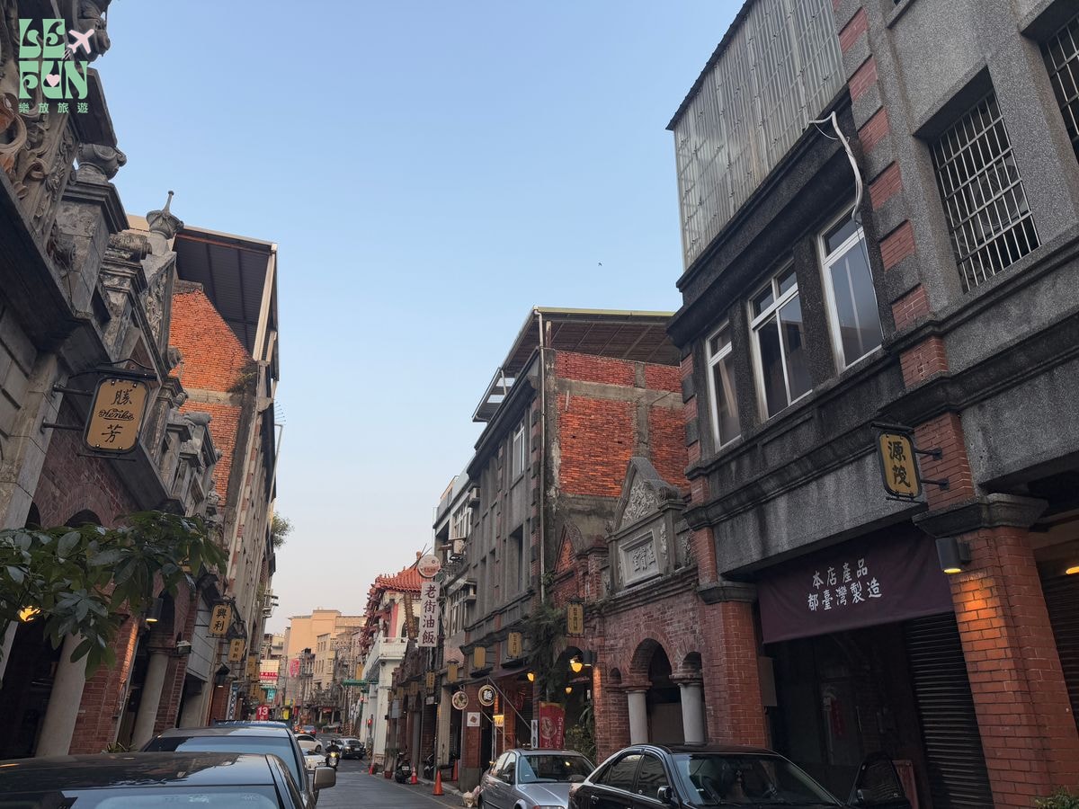 桃園大溪老街兩側紅磚街屋與和平路街景