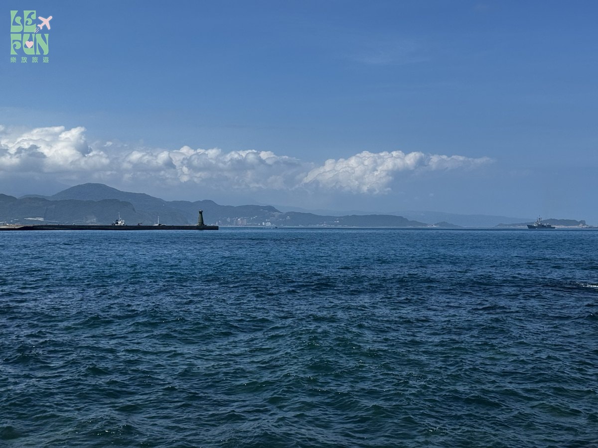 基隆和平島沿岸眺望藍色海面與遠方山景