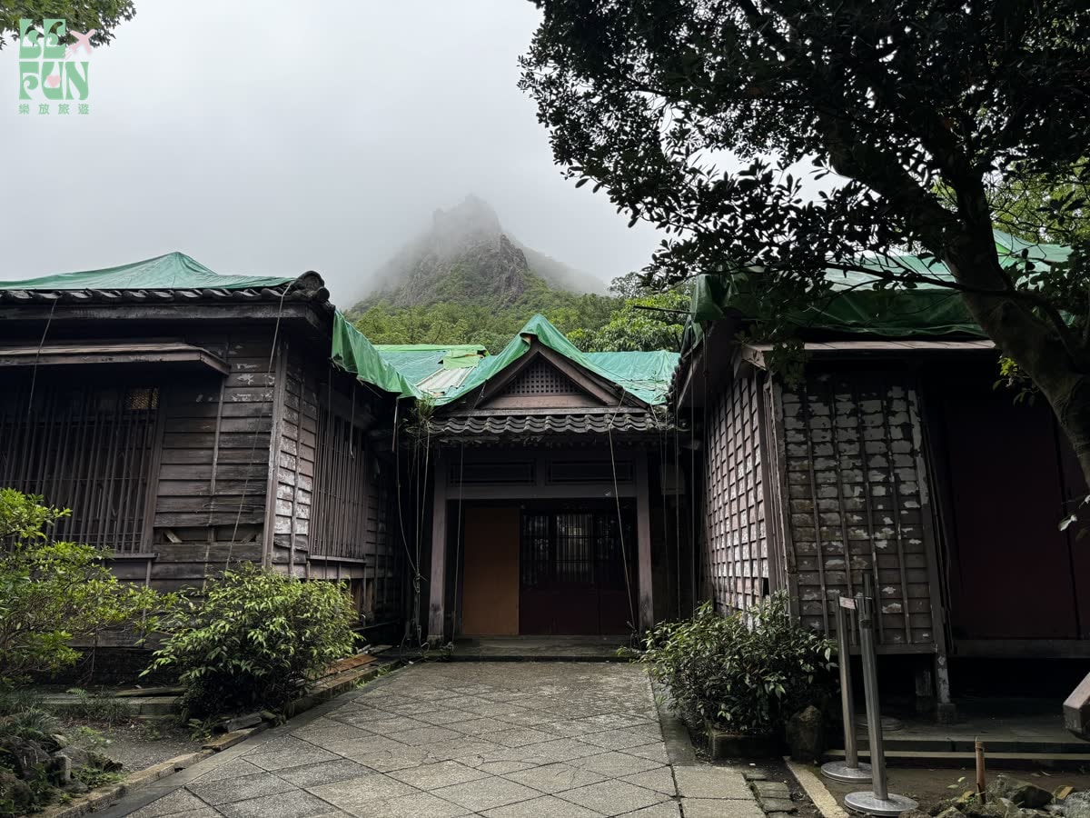 新北金瓜石木造建築、山霧與屋頂覆蓋的歷史旅程畫面