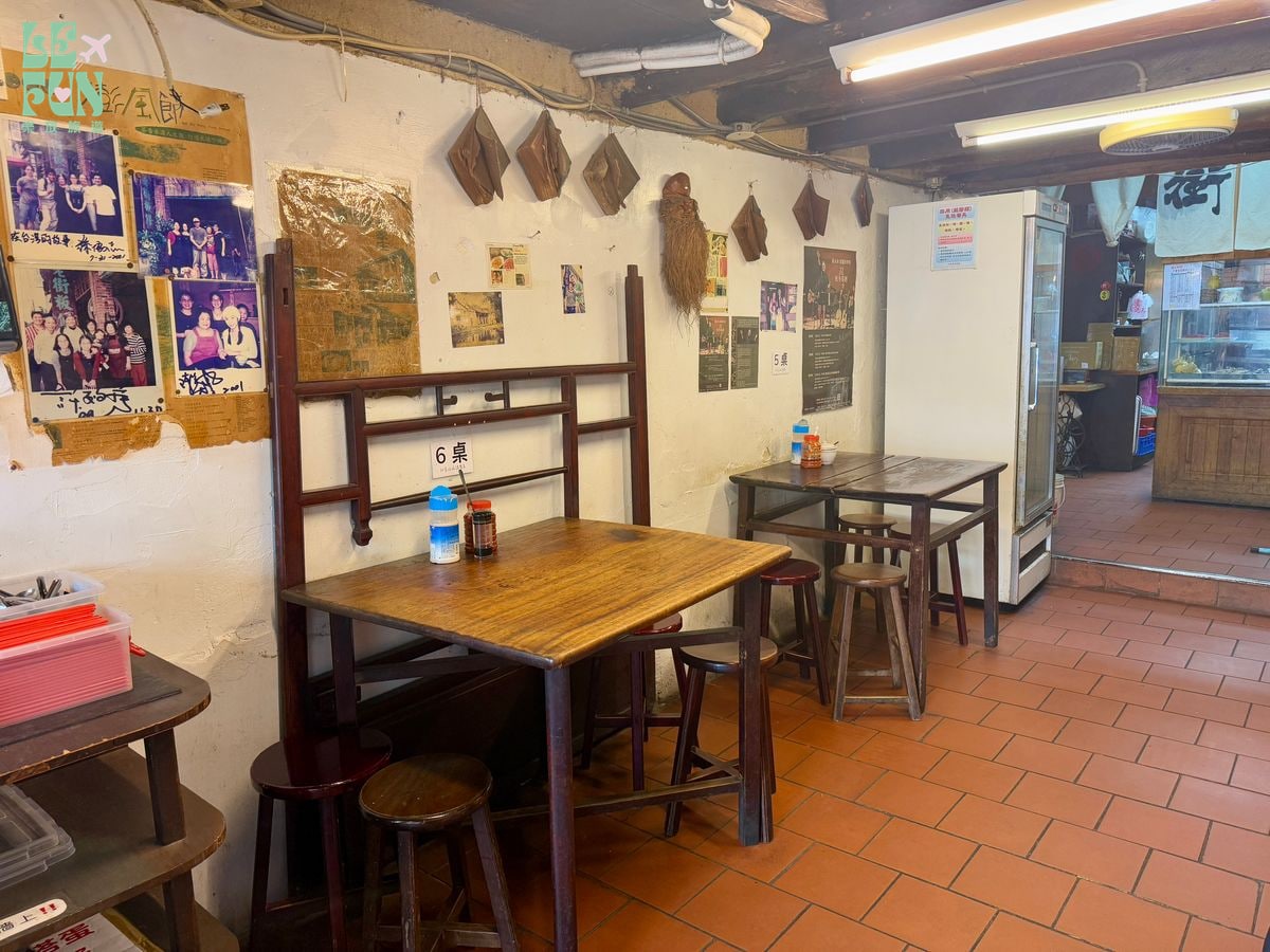 新竹北埔老街餐館木桌椅與懷舊室內陳設