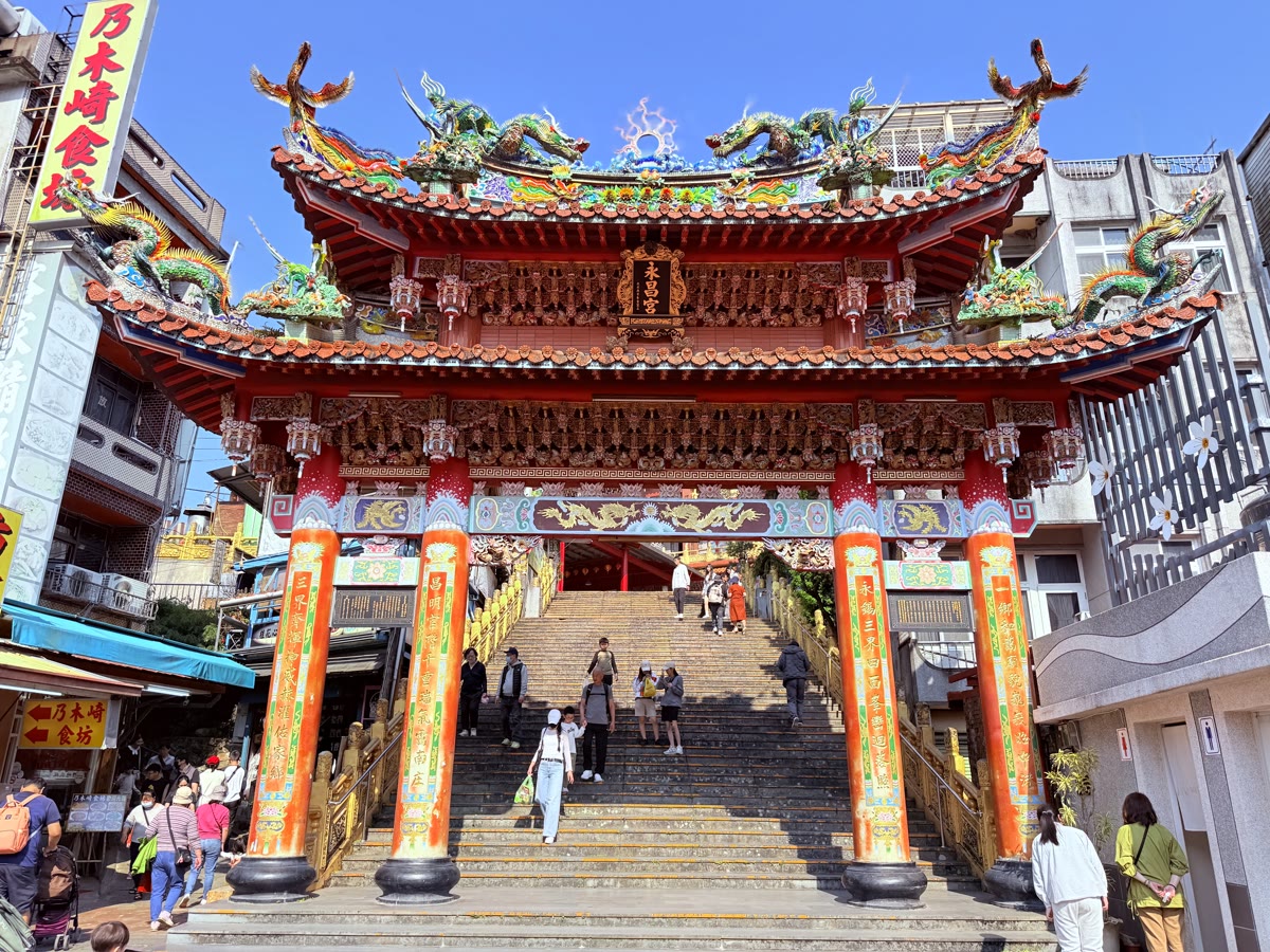 苗栗南庄老街永昌宮牌樓與山城街景