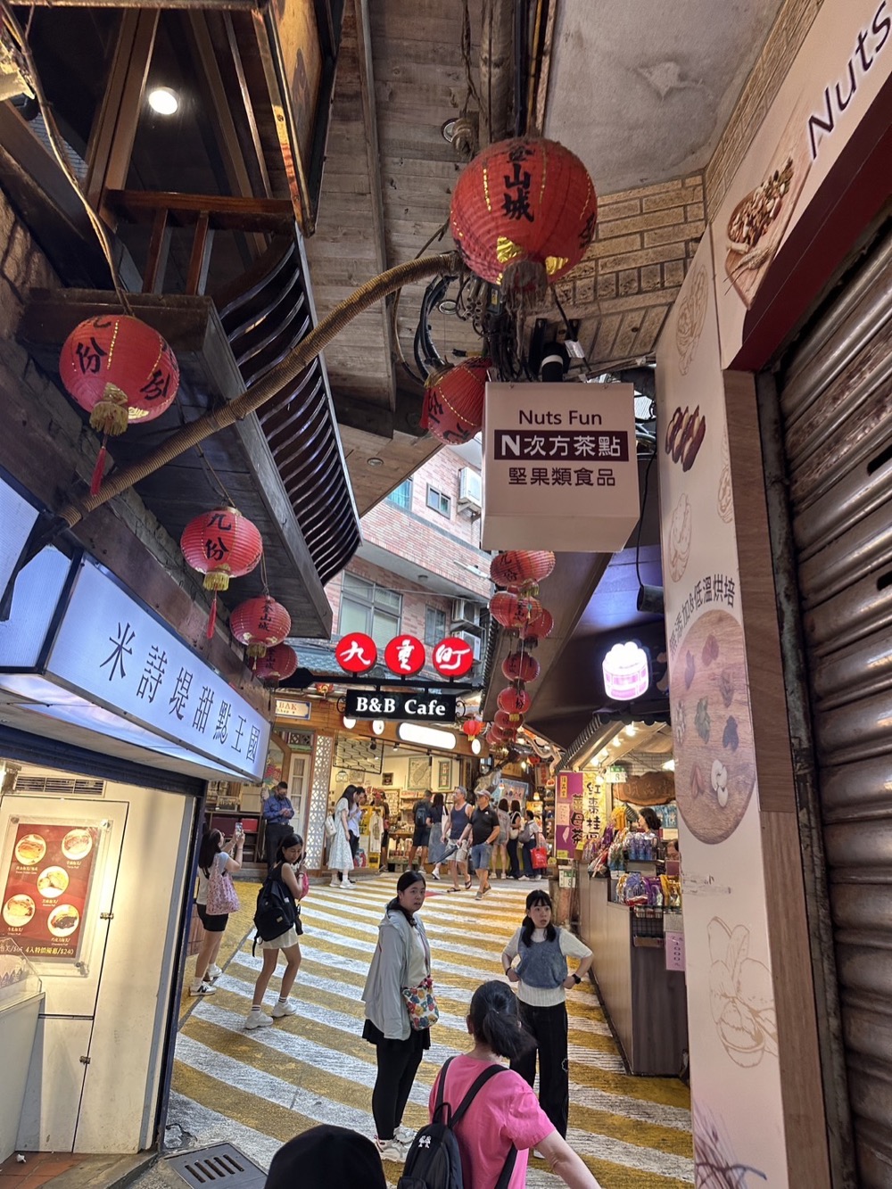 新北九份老街基山街紅燈籠與山城店家街景