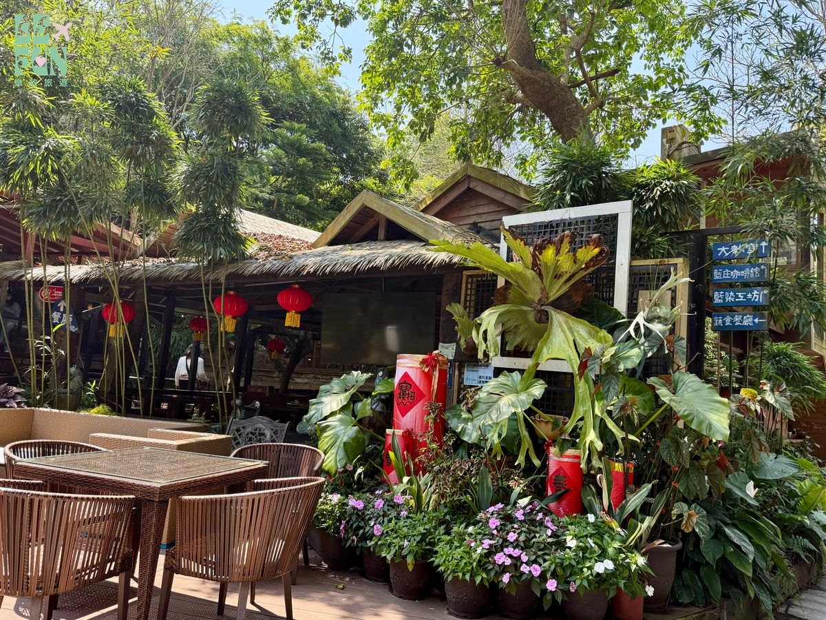 苗栗三義卓也小屋庭園座椅、植栽與木屋休憩畫面