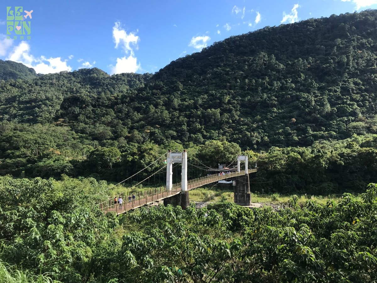 新竹橫山內灣吊橋與綠色山坡的既有遠景照片