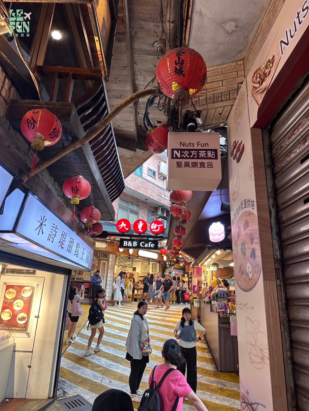 新北九份基山街紅燈籠、店家招牌與老街旅人