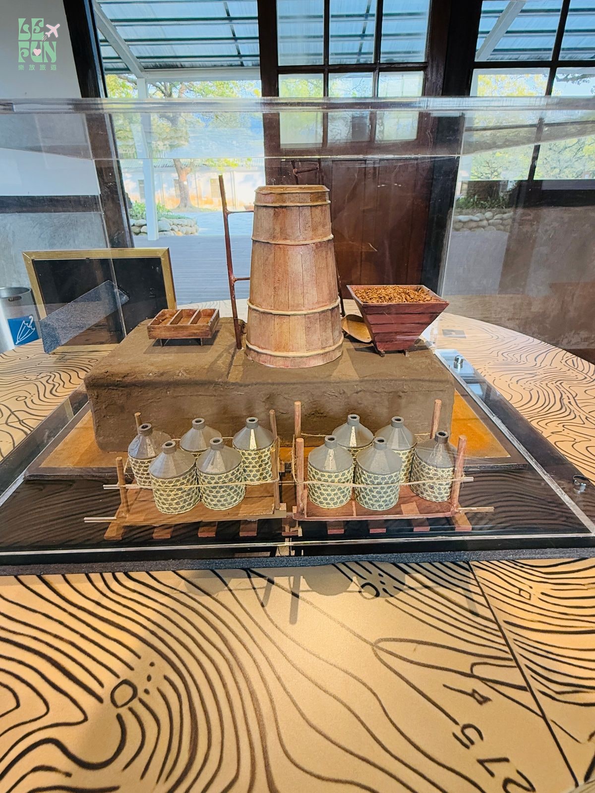 桃園復興角板山樟腦文化展示中的提煉設備模型與玻璃展櫃