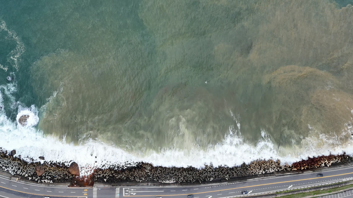 新北瑞芳水湳洞陰陽海金黃與蔚藍海水空拍景觀