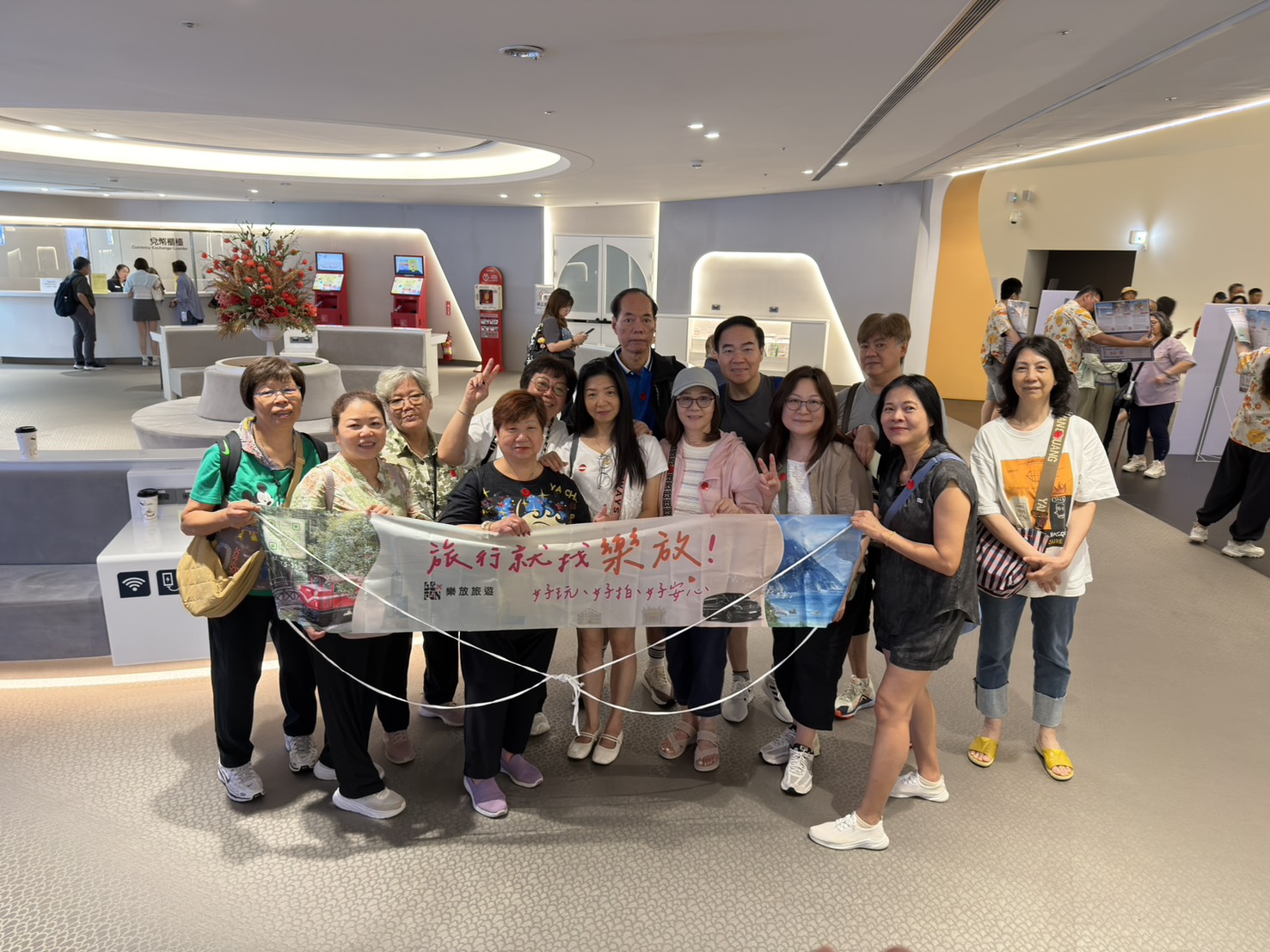 樂放旅遊旅客開心合影