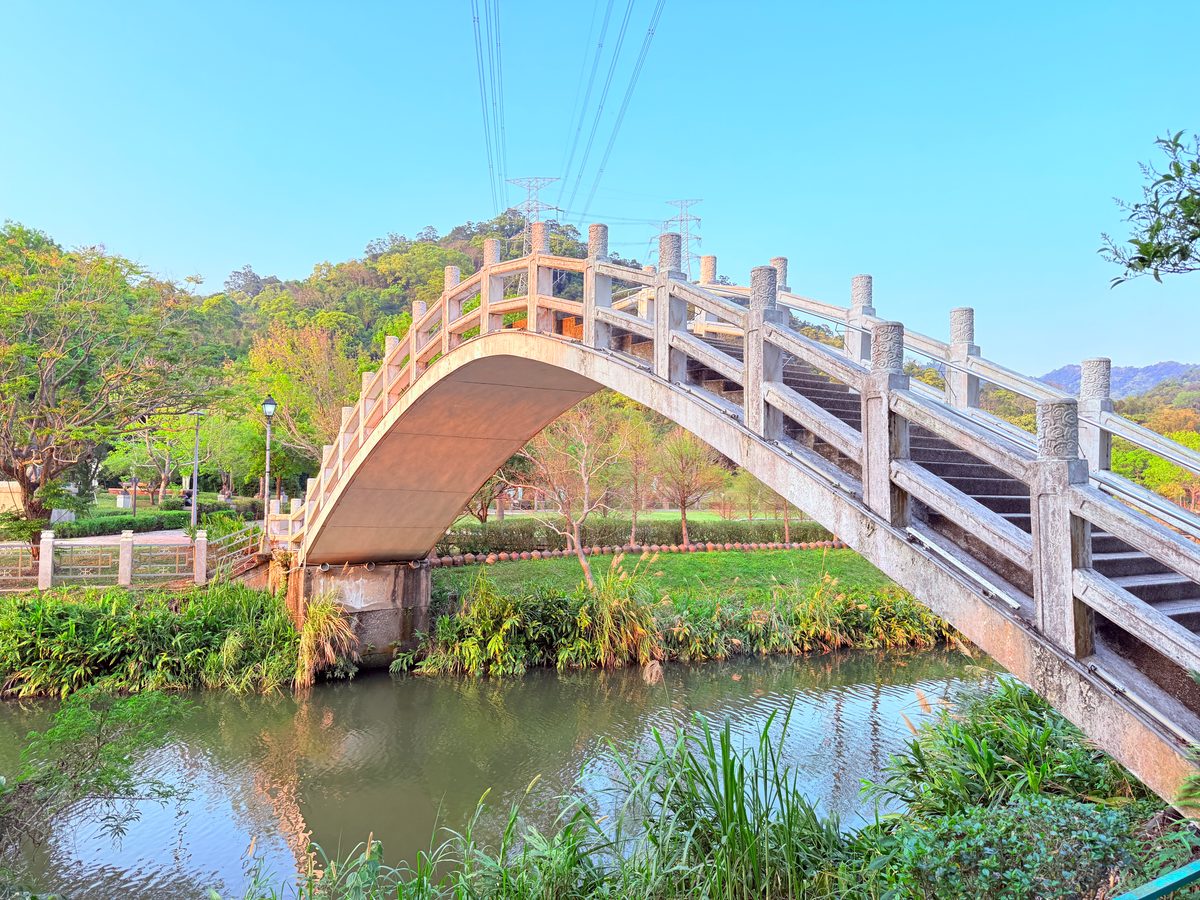 桃園大溪慈湖園區石色拱橋跨越水道與岸邊綠意