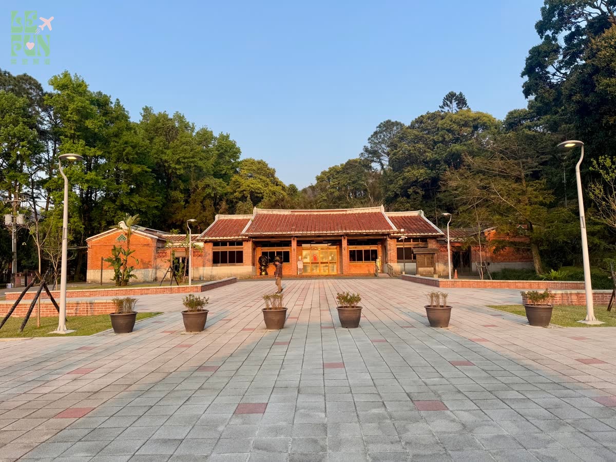 桃園大溪慈湖遊客中心紅磚瓦頂建築與入口廣場