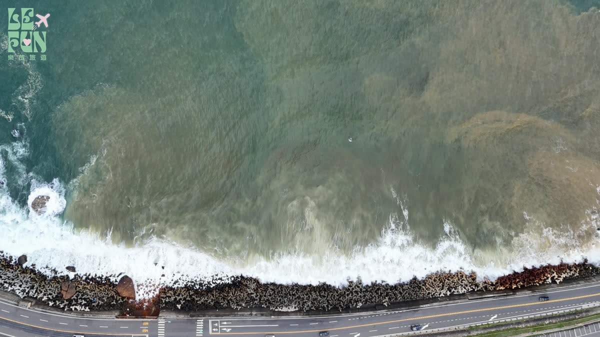 新北瑞芳水湳洞陰陽海金黃與蔚藍海水空拍景觀