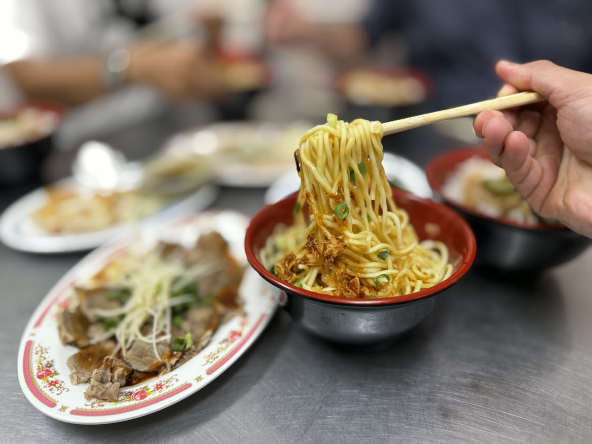新北猴硐煤鄉旅程餐食紀錄中的乾麵與小菜