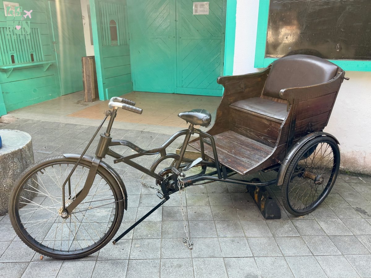 新竹內灣老街懷舊三輪車座椅與遮棚陳設