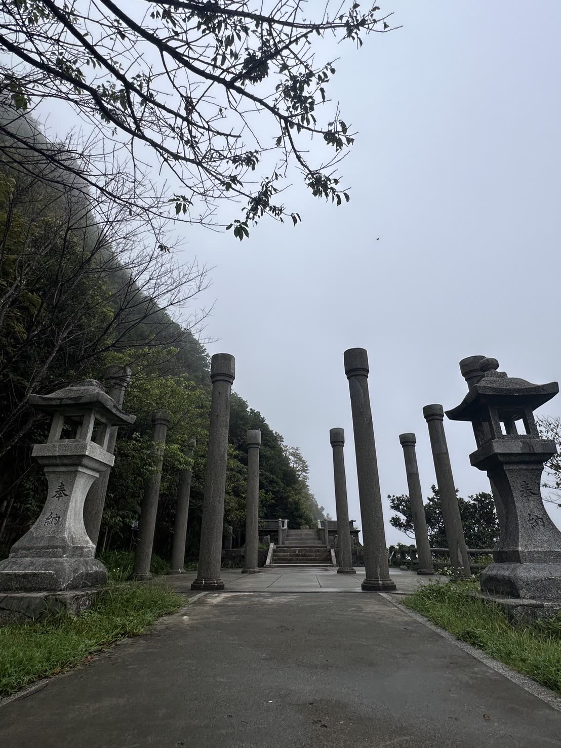 新北金瓜石神社遺址石燈籠鳥居與山景