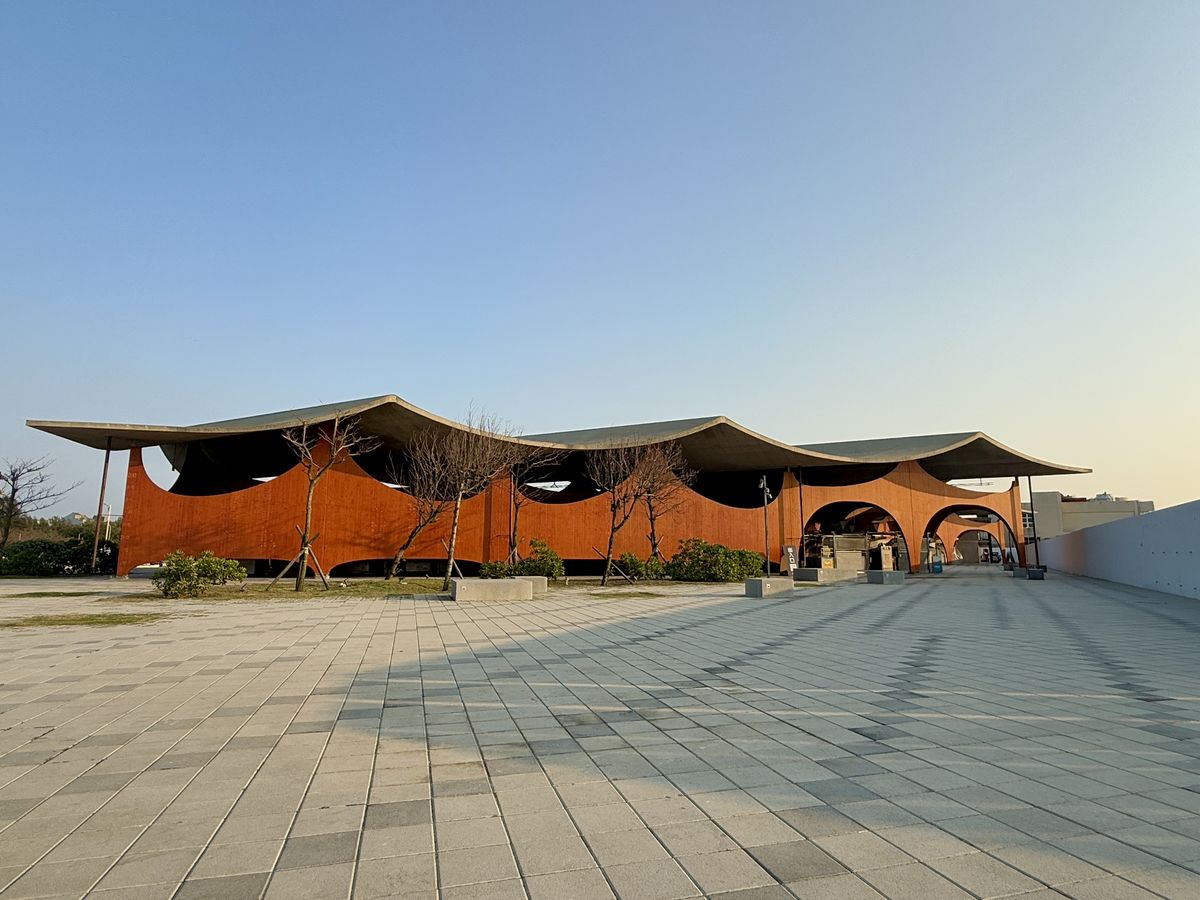 新竹南寮波光市集波浪木構建築外觀