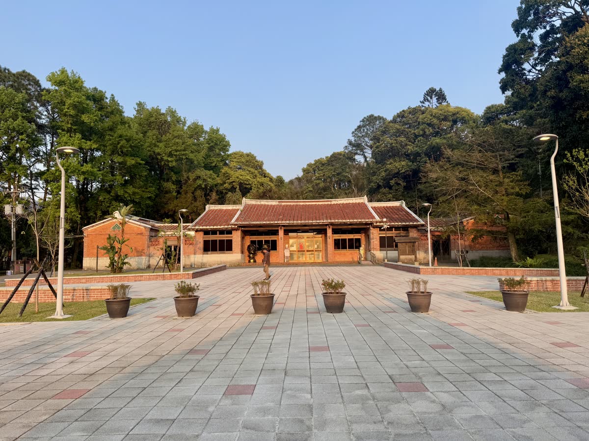 桃園大溪慈湖園區紅磚木造建築與林蔭廣場