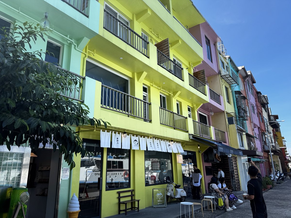 基隆正濱漁港彩色屋街景與港邊店家