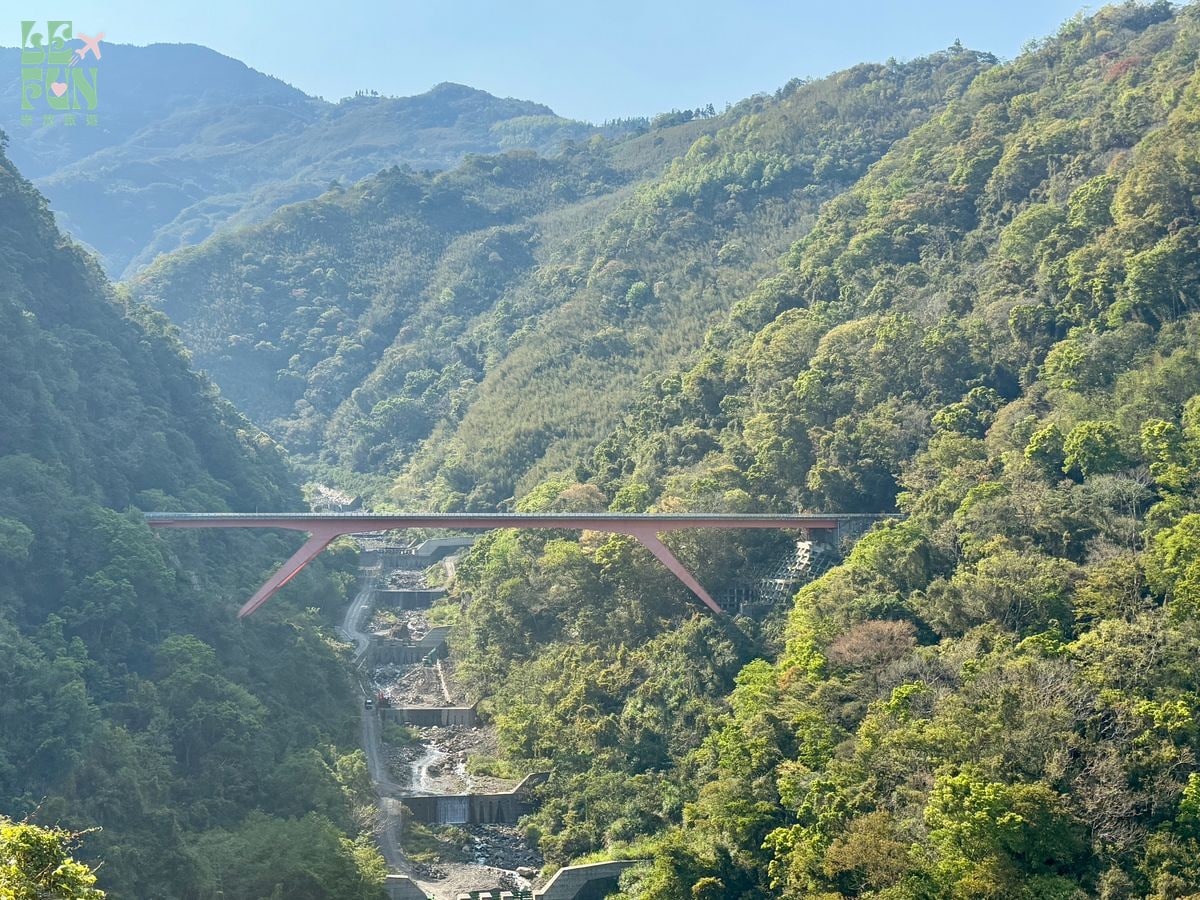 桃園復興小烏來山谷綠林與跨谷公路橋全景