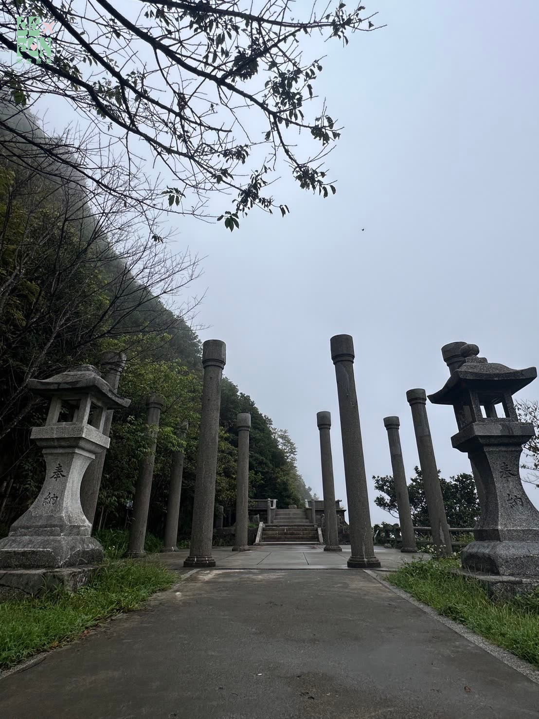 新北金瓜石神社遺址石燈籠鳥居與山景