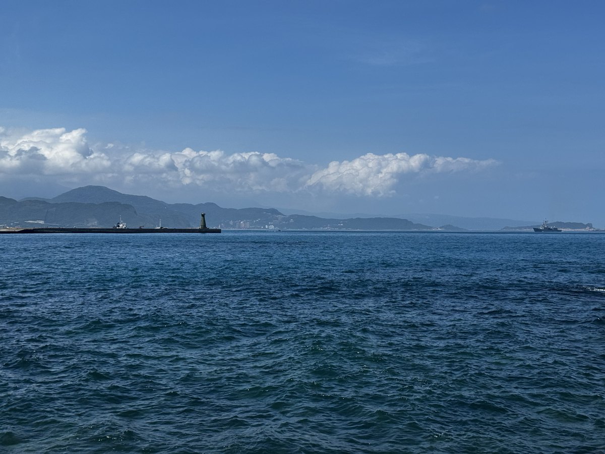 基隆和平島地質公園海岸與遠方山景